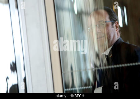 Lissabon, Portugal. 28. Januar 2017. Französische Präsident Francois Hollande kommt in den südlichen EU-Ländern Gipfel im Kulturzentrum Belem in Lissabon Portugal am 28. Januar 2017. Der portugiesische Premierminister Antonio Costa trifft sich mit den Führern der sechs anderen südlichen europäischen Nationen wie Frankreich und Italien an einem Gipfel, der erwartet wird, um Maßnahmen zur Beflaggung Wachstum im Block und die ständige Migration-Krise zu bekämpfen. : Bildnachweis Pedro Fiuza: Pedro Fiuza/ZUMA Draht/Alamy Live-Nachrichten Stockfoto