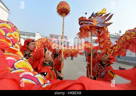 Der chinesischen Nanchang, Jiangxi Provinz. 28. Januar 2017. Dorfbewohner führen Drachentanz zum chinesischen Neujahrsfest in Nantu Dorf von Nanchang, Jiangxi Provinz Ost-China, 28. Januar 2017 feiern. Bildnachweis: Peng Zhaozhi/Xinhua/Alamy Live-Nachrichten Stockfoto