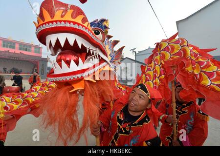 Der chinesischen Nanchang, Jiangxi Provinz. 28. Januar 2017. Dorfbewohner führen Drachentanz zum chinesischen Neujahrsfest in Nantu Dorf von Nanchang, Jiangxi Provinz Ost-China, 28. Januar 2017 feiern. Bildnachweis: Peng Zhaozhi/Xinhua/Alamy Live-Nachrichten Stockfoto