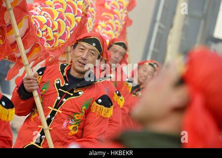 Der chinesischen Nanchang, Jiangxi Provinz. 28. Januar 2017. Dorfbewohner führen Drachentanz zum chinesischen Neujahrsfest in Nantu Dorf von Nanchang, Jiangxi Provinz Ost-China, 28. Januar 2017 feiern. Bildnachweis: Peng Zhaozhi/Xinhua/Alamy Live-Nachrichten Stockfoto