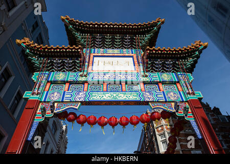 London, UK. 28. Januar 2017. Eingangstor zu Chinatown. Chinese New Year Feierlichkeiten in Londons Chinatown für das Jahr des Hahnes. © Bilder/Alamy lebendige Live-Nachrichten Stockfoto