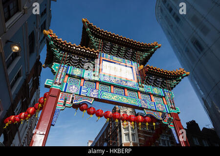 London, UK. 28. Januar 2017. Eingangstor zu Chinatown. Chinese New Year Feierlichkeiten in Londons Chinatown für das Jahr des Hahnes. © Bilder/Alamy lebendige Live-Nachrichten Stockfoto