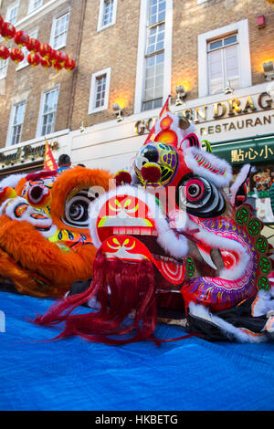 London, UK. 28. Januar 2017. Offizielle Eröffnungsfeier mit Lion Tänzer in der Gerrard Street. Chinese New Year Feierlichkeiten in Londons Chinatown für das Jahr des Hahnes. © Bilder/Alamy lebendige Live-Nachrichten Stockfoto