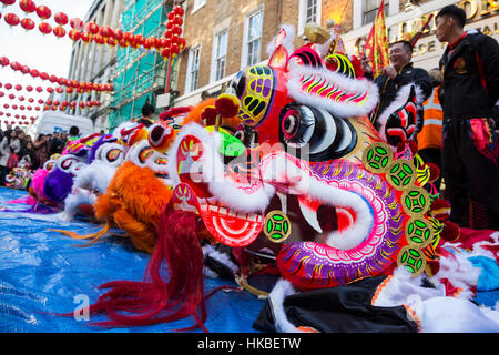 London, UK. 28. Januar 2017. Chinese New Year Feierlichkeiten in Londons Chinatown für das Jahr des Hahnes. © Bilder/Alamy lebendige Live-Nachrichten Stockfoto