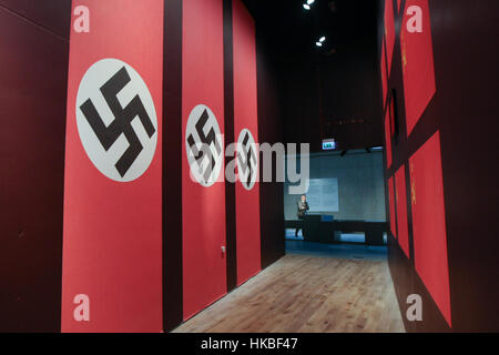 Danzig, Polen. 28. Januar 2017. Nazi-Flaggen mit Hakenkreuz gelten am 28. Januar 2017 in Danzig, Polen. Museum zeigt die Kriegserfahrungen von Polen und den anderen Ländern des mittleren Osten Europe.is gesehen am 28. Januar 2017 in Danzig, Polen. Museum zeigt die Kriegserfahrungen von Polen und anderen Ländern Ost-und Mitteleuropas. Bildnachweis: Michal Fludra/Alamy Live-Nachrichten Stockfoto