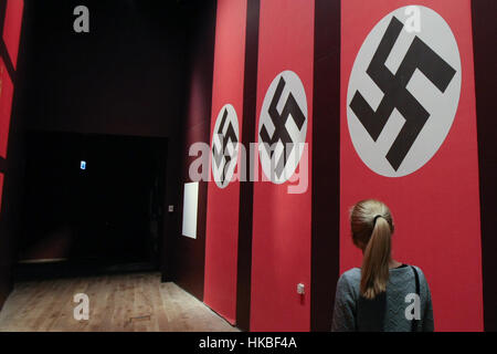 Danzig, Polen. 28. Januar 2017. Nazi-Flaggen mit Hakenkreuz gelten am 28. Januar 2017 in Danzig, Polen. Museum zeigt die Kriegserfahrungen von Polen und den anderen Ländern des mittleren Osten Europe.is gesehen am 28. Januar 2017 in Danzig, Polen. Museum zeigt die Kriegserfahrungen von Polen und anderen Ländern Ost-und Mitteleuropas. Bildnachweis: Michal Fludra/Alamy Live-Nachrichten Stockfoto