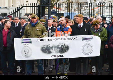 Downing Street, London, UK. 28. Januar 2017. Soldaten aus der Gruppe "Gerechtigkeit für Nordirland Veteranen" halten Sie Banner und nehmen eine Petition in Downing Street. Die Veteranen, die in Nordirland serviert protestieren gegen die Verfolgung der ehemaligen Soldaten. Bildnachweis: Matthew Chattle/Alamy Live-Nachrichten Stockfoto