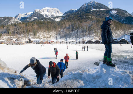 Königssee, Deutschland. 28. Januar 2017. Menschen zu Fuß über den zugefrorenen See der Königsee in Schönau am Königssee, Deutschland, 28. Januar 2017. Es ist tatsächlich noch nicht gestattet, um auf dem See zu gehen. : Bildnachweis Peter Kneffel/Dpa: Dpa picture-Alliance/Alamy Live News Stockfoto