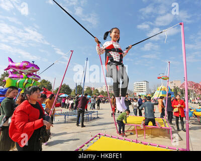 Fuzhou, China Provinz Jiangxi. 28. Januar 2017. Kinder spielen am Lianhua Platz in Guangchang County, Osten Chinas Jiangxi Provinz, 28. Januar 2017. Am ersten Tag des chinesischen lunar New Year amüsieren sich Menschen durch verschiedene Möglichkeiten rund um China. Bildnachweis: Zeng Henggui/Xinhua/Alamy Live-Nachrichten Stockfoto