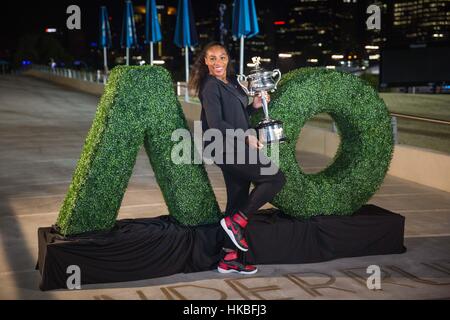 Melbourne, Australien. 28. Januar 2017. Serena Williams aus den USA stellt mit der Trophäe nach die Verleihung der Dameneinzel Finale match gegen ihre Schwester Venus Williams bei den Australian Open Tennis Championships in Melbourne, Australien, 28. Januar 2017. Serena Williams gewann 2: 0. Bildnachweis: Zhu Hongye/Xinhua/Alamy Live-Nachrichten Stockfoto