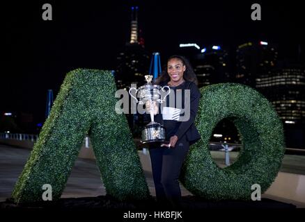 Melbourne, Australien. 28. Januar 2017. Serena Williams aus den USA stellt mit der Trophäe nach die Verleihung der Dameneinzel Finale match gegen ihre Schwester Venus Williams bei den Australian Open Tennis Championships in Melbourne, Australien, 28. Januar 2017. Serena Williams gewann 2: 0. Bildnachweis: Lui Siu Wai/Xinhua/Alamy Live-Nachrichten Stockfoto