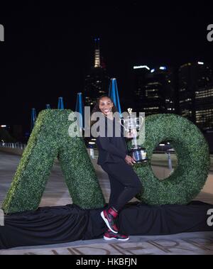 Melbourne, Australien. 28. Januar 2017. Serena Williams aus den USA stellt mit der Trophäe nach die Verleihung der Dameneinzel Finale match gegen ihre Schwester Venus Williams bei den Australian Open Tennis Championships in Melbourne, Australien, 28. Januar 2017. Serena Williams gewann 2: 0. Bildnachweis: Lui Siu Wai/Xinhua/Alamy Live-Nachrichten Stockfoto