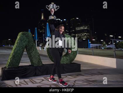 Melbourne, Australien. 28. Januar 2017. Serena Williams aus den USA stellt mit der Trophäe nach die Verleihung der Dameneinzel Finale match gegen ihre Schwester Venus Williams bei den Australian Open Tennis Championships in Melbourne, Australien, 28. Januar 2017. Serena Williams gewann 2: 0. Bildnachweis: Lui Siu Wai/Xinhua/Alamy Live-Nachrichten Stockfoto