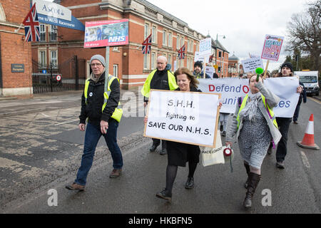 Ascot, Großbritannien. 28. Januar 2017. Aktivisten aus speichern Heatherwood Krankenhaus (SHH) und Bracknell verteidigen unsere Community Services (DOCS) marschieren durch Ascot Heatherwood Krankenhaus zur Unterstützung des NHS. Bildnachweis: Mark Kerrison/Alamy Live-Nachrichten Stockfoto