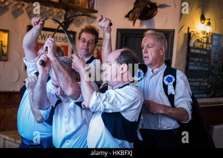 Nottingham, UK, Samstag, 28. Januar 2017, Rapper Schwert Tänzer besuchen Sie Nottingham Pubs "Credit: Guy Berresford/Alamy Live News Stockfoto