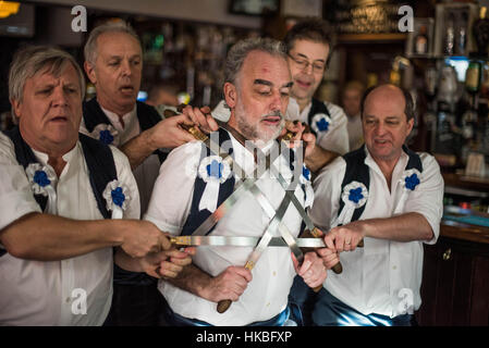 Nottingham, UK, Samstag, 28. Januar 2017, Rapper Schwert Tänzer besuchen Sie Nottingham Pubs "Credit: Guy Berresford/Alamy Live News Stockfoto