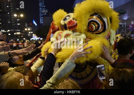 Hong Kong, China. 28. Januar 2017. Menschen berühren einen Löwe Tänzer während der Cathay Pacific International Chinese New Year Nacht Parade in Hongkong, Südchina, 28. Januar 2017. Bildnachweis: Wang Shen/Xinhua/Alamy Live-Nachrichten Stockfoto