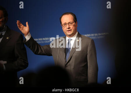 Lissabon, Portugal. 28. Januar 2017. Der französische Präsident Francois Hollande gibt eine gemeinsame Erklärung an die Presse nach ihrem Treffen in den südlichen EU-Ländern Gipfel im Kulturzentrum Belem in Lissabon Portugal am 28. Januar 2017. Der portugiesische Premierminister Antonio Costa trifft sich mit den Führern der sechs anderen südlichen europäischen Nationen wie Frankreich und Italien an einem Gipfel, der erwartet wird, um Maßnahmen zur Beflaggung Wachstum im Block und die ständige Migration-Krise zu bekämpfen. : Bildnachweis Pedro Fiuza: Pedro Fiuza/ZUMA Draht/Alamy Live-Nachrichten Stockfoto