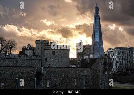 London, UK. 28. Januar 2017. Blauer Himmel über London mit Regenwolken. Bildnachweis: Claire Doherty/Alamy Live News Stockfoto