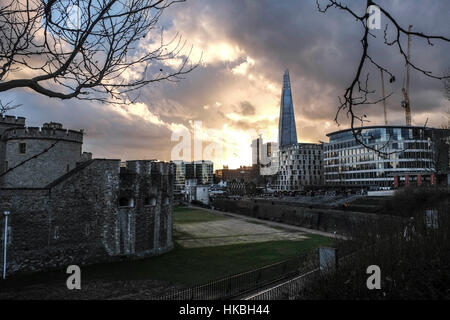 London, UK. 28. Januar 2017. Blauer Himmel über London mit Regenwolken. Bildnachweis: Claire Doherty/Alamy Live News Stockfoto