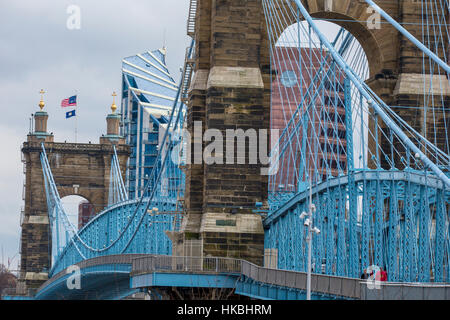 Cincinnati, Ohio - The John A. Roebling Aufhebung-Brücke überspannt den Ohio River, Cincinnati mit Covington, Kentucky zu verbinden. Stockfoto