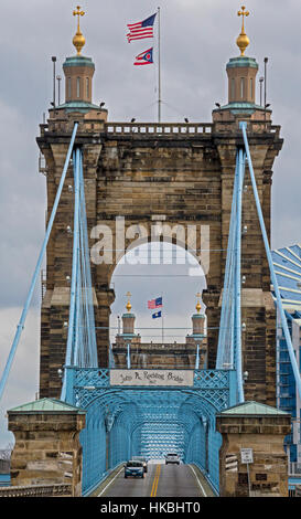 Cincinnati, Ohio - The John A. Roebling Aufhebung-Brücke überspannt den Ohio River, Cincinnati mit Covington, Kentucky zu verbinden. Stockfoto