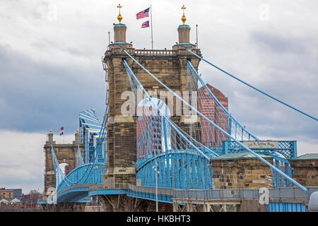 Cincinnati, Ohio - The John A. Roebling Aufhebung-Brücke überspannt den Ohio River, Cincinnati mit Covington, Kentucky zu verbinden. Stockfoto