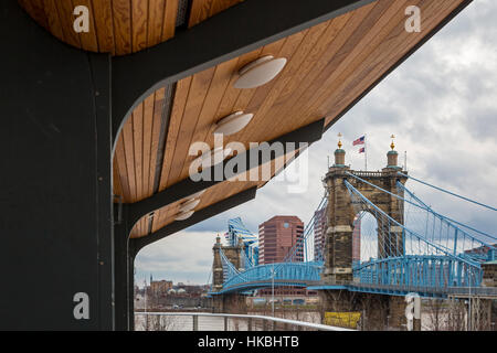 Cincinnati, Ohio - The John A. Roebling Aufhebung-Brücke überspannt den Ohio River, Cincinnati mit Covington, Kentucky zu verbinden. Stockfoto