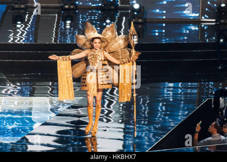 Pasay, Philippinen. 26. Januar 2017. Miss Vietnam zeigt ihre Tracht in der Arena in Pasay City. Kandidaten aus verschiedenen Ländern zeigten ihre Trachten bei der Miss Universe Pageant Vorrundenspielen der SM Mall of Asia Arena in Pasay City. Bildnachweis: J Gerard Seguia/Pacific Press/Alamy Live-Nachrichten Stockfoto