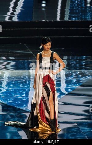 Pasay, Philippinen. 26. Januar 2017. Miss Japan zeigt ihre Tracht in der Arena in Pasay City. Kandidaten aus verschiedenen Ländern zeigten ihre Trachten bei der Miss Universe Pageant Vorrundenspielen der SM Mall of Asia Arena in Pasay City. Bildnachweis: J Gerard Seguia/Pacific Press/Alamy Live-Nachrichten Stockfoto