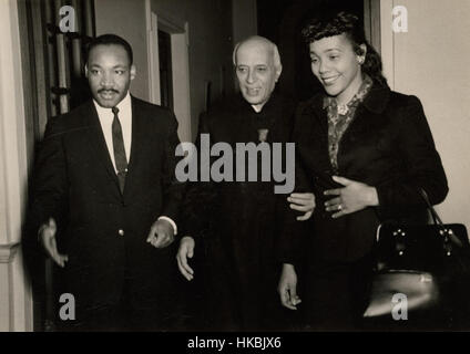 Ein Foto, das Dr. Martin Luther King Jr., seine Frau Coretta Scott King, zusammen mit dem ersten indischen Premierminister Jawaharlal Nehru, einen wichtigen Moment in der Geschichte einfängt. Stockfoto
