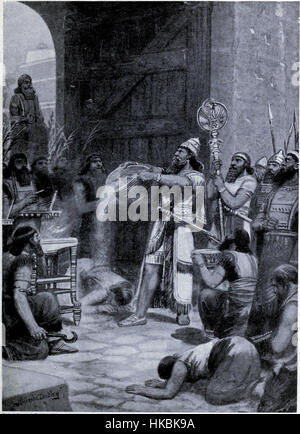 Dieses antike assyrische Relief zeigt König Shalmaneser I., der ein religiöses Ritual durchführt, indem er Staub vor seinem Gott Ashur gießt. Das Relief ist Teil der assyrischen Kunst, die oft das göttliche Herrschaftsrecht der Könige und ihre Interaktion mit Göttern in Kriegsführung und Regierungsführung darstellte. Stockfoto