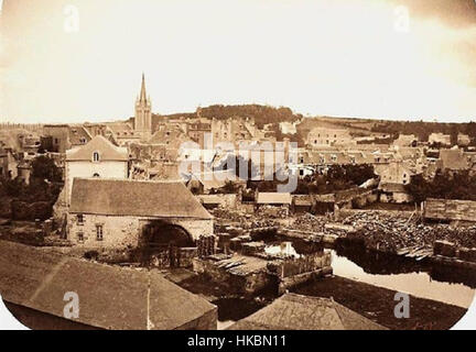 Dieses Foto aus dem Jahr 1860 ist das älteste bekannte Bild von Quimper, einer historischen Stadt in Frankreich. Es fängt das Wesen der Stadt in einer Zeit des bedeutenden Wandels im 19. Jahrhundert ein. Stockfoto