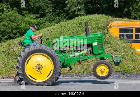 Antike John Deere G Traktor macht einen Wheelie zieht einen gewichtete Schlitten auf der jährlichen Connecticut Valley Fair in Bradford, VT, USA. Stockfoto