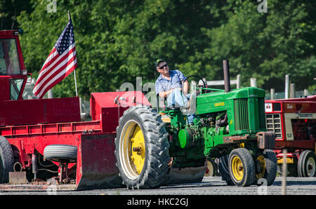 Eine antike John Deere Traktor zieht einen gewichteten Schlitten auf der jährlichen Messe in Bradford im US-Bundesstaat Vermont. Stockfoto