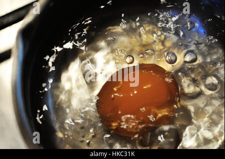 Ei zu kochen in einem Topf zu stehlen Stockfoto