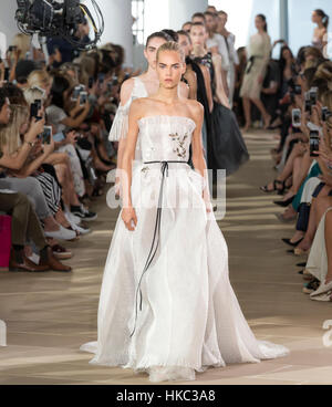 NEW YORK, NY - 13. September 2016: Modelle Spaziergang dem Laufsteg bei der Modenschau von Monique Lhuillier Frühjahr Sommer 2017 Stockfoto