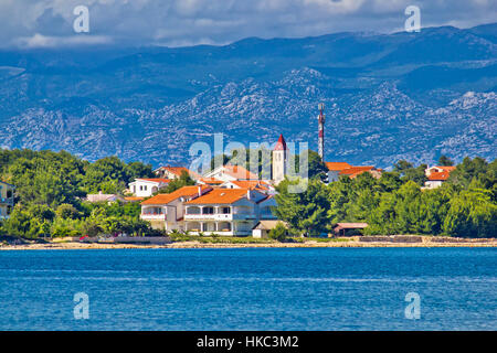 Insel Vir Waterfront unter Velebit Gebirge, Kroatien, Dalmatien Stockfoto