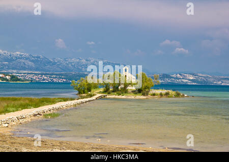 Kapelle auf der kleinen Insel in Posedarje, unter Velebit-Gebirge, Dalmatien, Kroatien Stockfoto