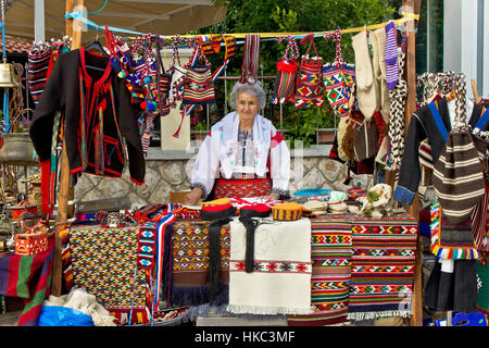 Lady in traditioneller Kleidung verkaufen traditionelle kroatische Kleidung auf Biograd Street Fair, Dalmatien, Kroatien Stockfoto