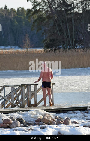 Winter Schwimmer bereit für kaltes Wasser in Finnland. Stockfoto