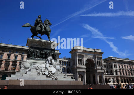 Italien, Mailand, Stadtzentrum, Reiterstatue des Königs Viktor Emanuel vor Galleria Vittorio Emanuele II, Einkaufszentrum auf Piazza Dom Stockfoto