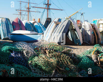 Fischernetze am Hafen in old Portsmouth, Hampshire, England Stockfoto