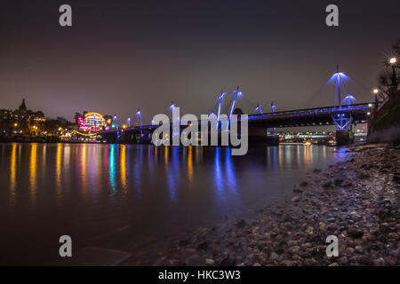 Hungerford und Golden Jubilee Bridge gesehen von Thames River Strand bei Ebbe Stockfoto