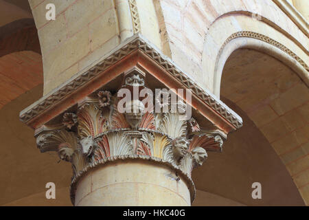 Spalte Kapital im Kirchenschiff, erbaut 11. Jahrhundert - Kathedrale Saint-Julien, Le Mans, Frankreich Stockfoto