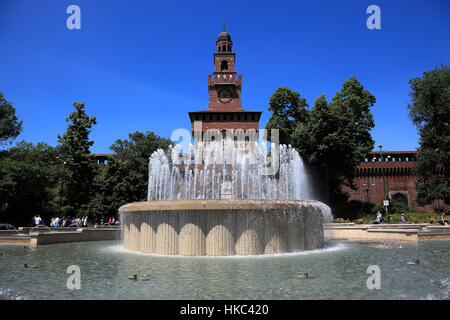 Italien, Mailand, Stadtzentrum, Brunnen vor dem Eingangstor des Castello Sforzesco Stockfoto