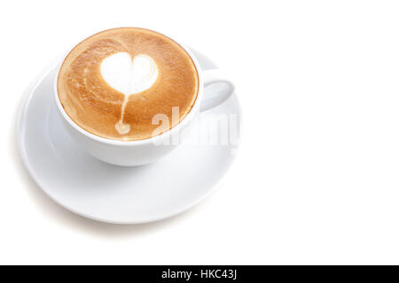 Kaffee Tasse Latte Art Herzform auf weißem Hintergrund isoliert, linksbündige Ausrichtung Stockfoto