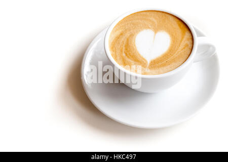 Kaffee Tasse Latte Art Herzform auf weißen Hintergrund isoliert Stockfoto