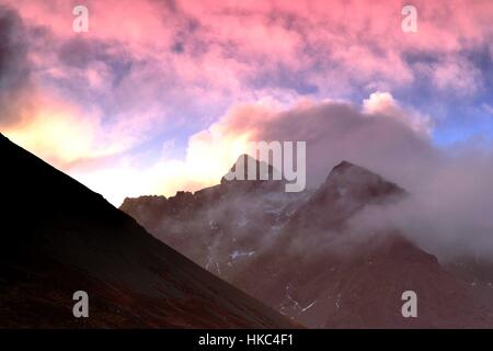 Blick auf Sgurr Alasdair in den Cullins von Glen Brittle auf der Isle Of Skye mit Wolken um den Gipfel Stockfoto