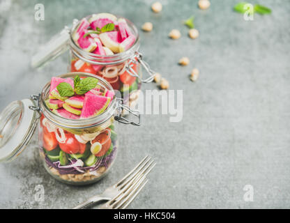 Gesunde vegetarische Salat in Gläser mit Gemüse und Kichererbsen Sprossen Stockfoto